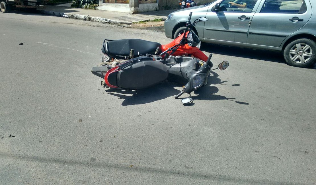 Jovem fica ferido em acidente com duas motocicletas no Alto do Cruzeiro, em Arapiraca