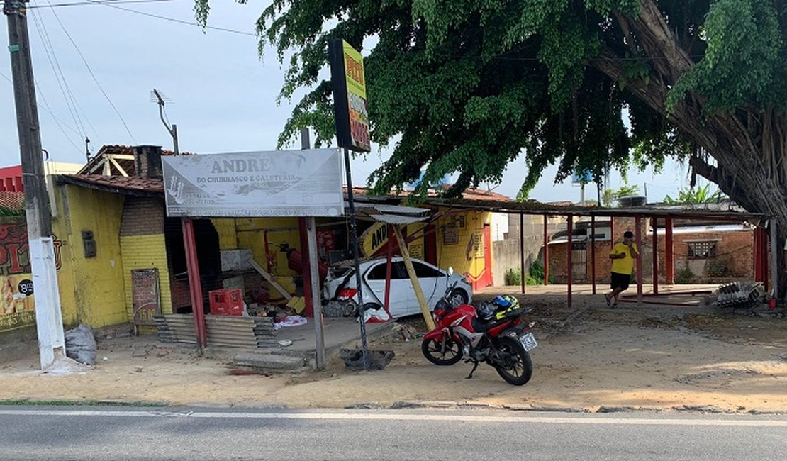 Carro com quatro ocupantes invade e destrói bar, em Maceió