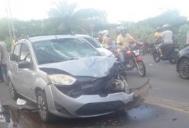 Colisão entre carro e moto deixa uma pessoa ferida no Tabuleiro do Martins