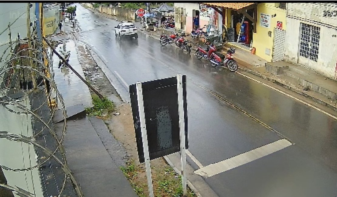 Vídeo mostra momento que mototaxista foi atropelado por motorista que avançou sinalização, em Arapiraca