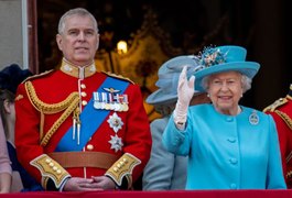 Rainha Elizabeth II tira todos os títulos de príncipe Andrew