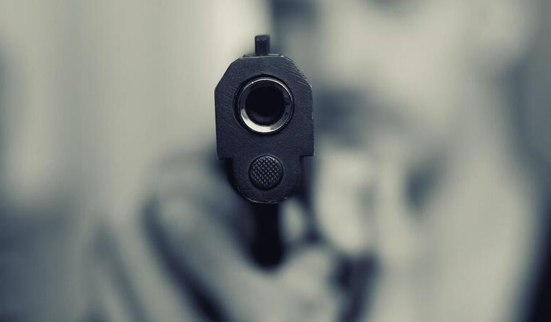 Arapiraca: Homem é baleado por dupla armada no momento em que chegava em casa