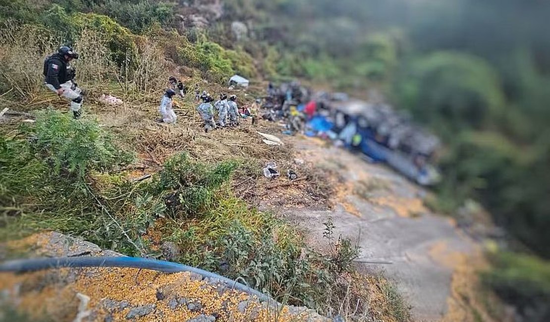 Acidente de ônibus deixa 24 mortos em rodovia no México