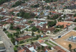 Mulher armada de facão invade residência e tenta matar marido de vizinha em Arapiraca