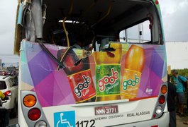 Vídeo. Guindaste atinge caminhão baú e ônibus, deixando três pessoas feridas em Maceió