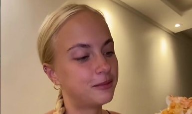 Influenciadora, turista irlandesa se surpreende com sabor e preço do passaporte em Maceió