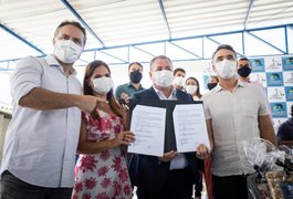 Governo entrega transporte escolar e repasse financeiro para escolas do Litoral Norte