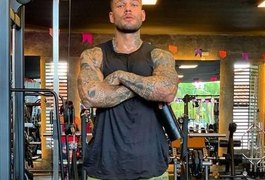 Isolado, Lucas Lucco monta academia na sala de estar de casa