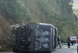 Acidente com ônibus de banda de forró deixa seis feridos, no interior baiano