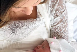 Claudia Leitte posa com Bela, nascida nesta terça-feira (20)