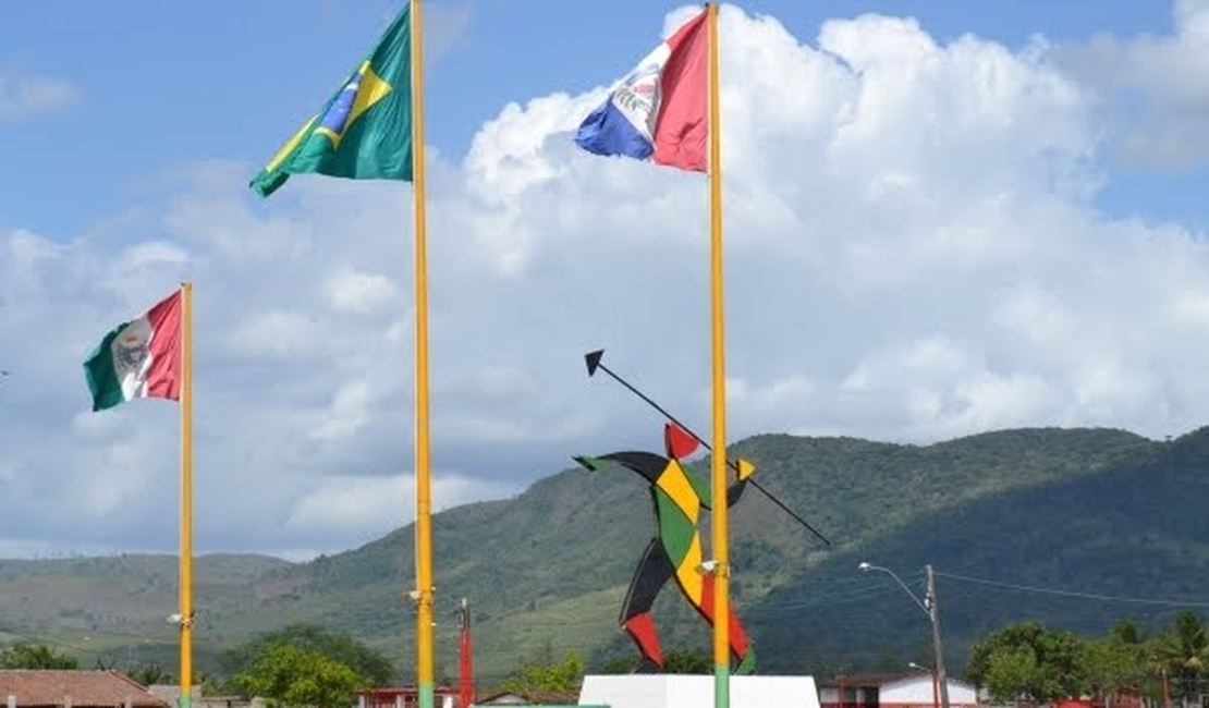 Caminhão cai de ribanceira em rodovia em União dos Palmares, Alagoas