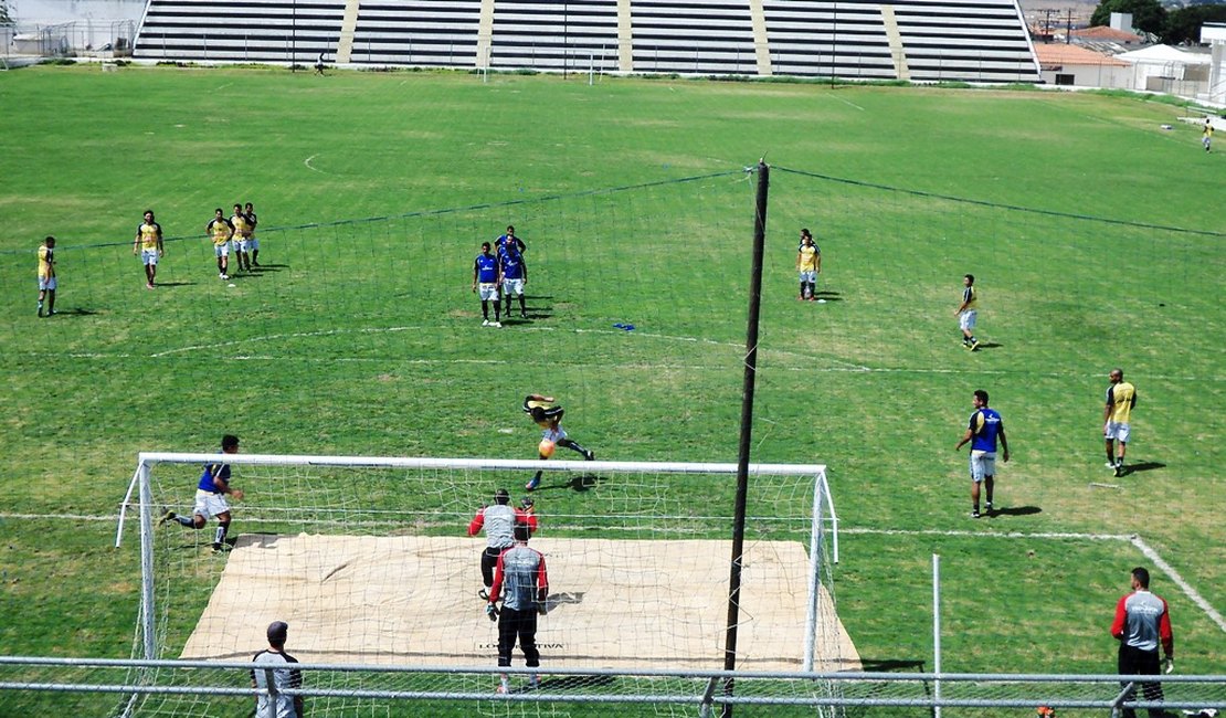 Elenco treinou no estádio municipal em Arapiraca nesta quinta (6)