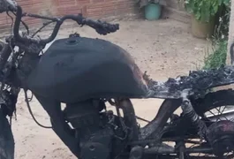 Homem fica revoltado após esposa se recusar a fazer sexo e ateia fogo em moto no Piauí