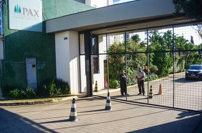 Família e amigos chegam para velório fechado de Rick em Sorocaba