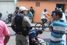 Homem quebra a perna após acidente entre carro e moto em Arapiraca