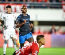 Grêmio vence Estudiantes com um a menos e segue vivo na Libertadores