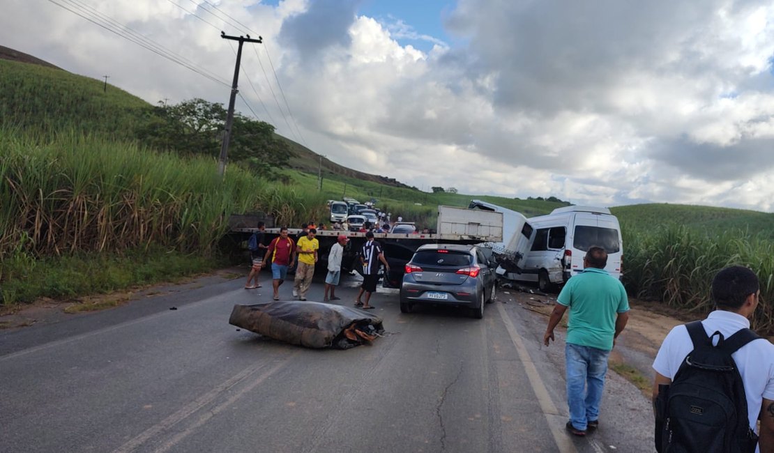 Grave acidente envolvendo caminhão, carro e van deixa feridos em rodovia de Pernambuco
