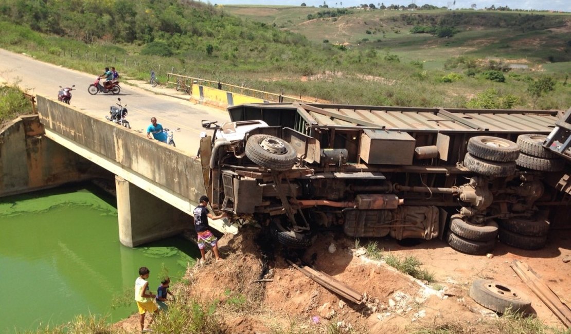 Motorista perde o controle e caminhão tomba na ponte da Barragem Bananeira, em Arapiraca