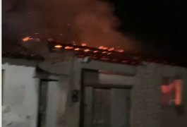 Suposto incêndio criminoso destrói casa em São José da Tapera, no Sertão de Alagoas