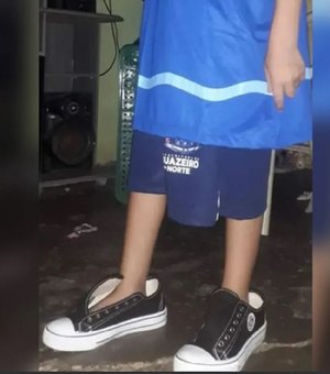 Crianças recebem uniforme e sapatos 'gigantes' em escolas no interior do Ceará