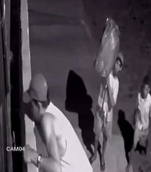 Vídeo. Câmera de residência flagra criminoso pulando o muro para cometer delito