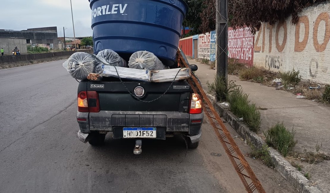 Carga irregular se desprende de veículo e provoca dano a carro na AL-110, em Arapiraca