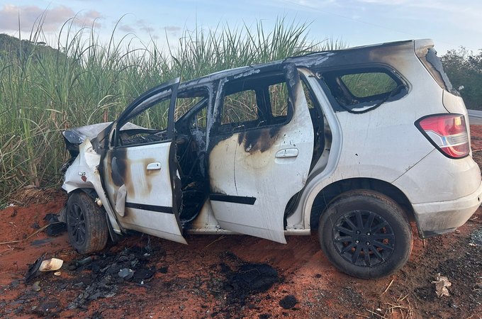 Dois passageiros sofrem ferimentos graves em engavetamento com três veículos em Messias