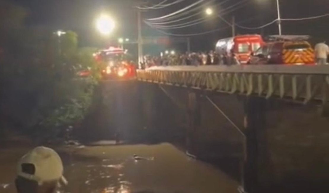 Carro com trio que assaltou casa lotérica cai no Rio Mundaú durante perseguição e um dos homens morre afogado, em União