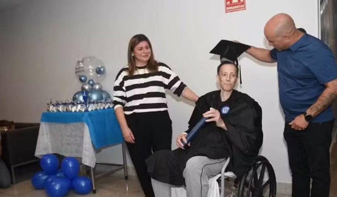 Emocionante: Dez dias antes de morrer, estudante de engenharia ganha festa de formatura em hospital