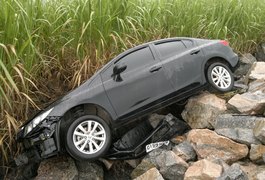 Esposa de médico de Arapiraca sofre acidente automobilístico na curva da Usina Porto Rico