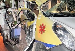 Ambulância que transportava pacientes se envolve em acidente e fica destruída em rodovia alagoana