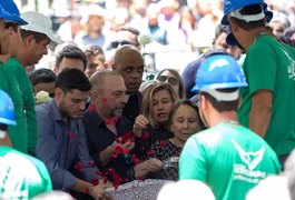 Após mais de 24h de velório, Gugu é sepultado com a presença de familiares e fãs