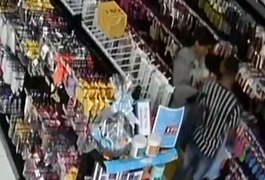 VÍDEO: Casal é flagrado furtando R$ 2 mil em escovas de cabelo em loja do Centro de Maceió