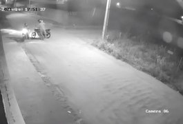 Câmera de segurança flagra dupla assaltando mulher em Arapiraca