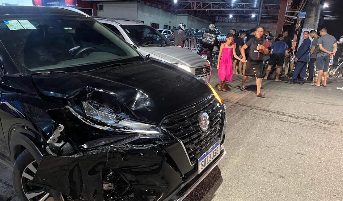 Entregador de lanches fica ferido em colisão com carro em Arapiraca
