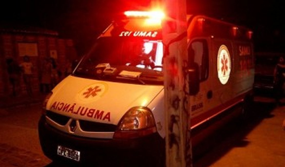 Homens ficam feridos em colisão de moto com muro na Canafístula, em Arapiraca