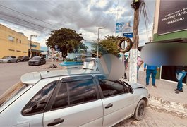 Mulher fica ferida após colisão entre dois carros em cruzamento no bairro Eldorado, em Arapiraca