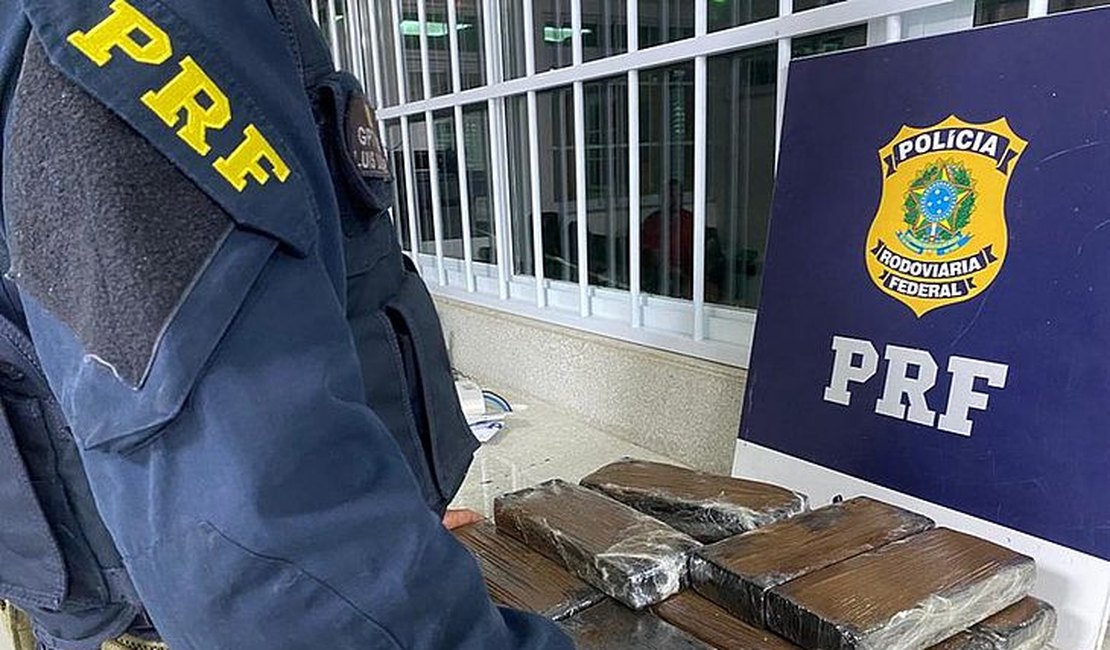 Fuzil e 15kg de maconha que seriam entregues em Arapiraca são apreendidos em ônibus na Bahia