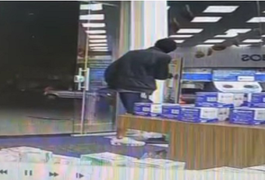 VÍDEO. Ladrão ‘cuidadoso’ passa álcool em gel nas mãos antes de cometer assalto à farmácia