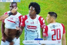 Zagueiro abaixa o calção e mostra o pênis para o árbitro em partida na Colômbia