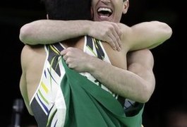 Diego Hypolito e Arthur Nory conquistam prata e bronze no solo