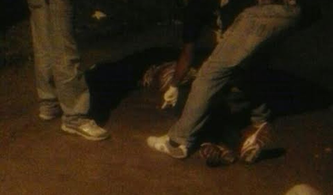 Jovem é assassinado a tiros no bairro Canafístula, em Arapiraca