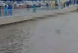 Cadáver de sexo masculino é visto nas águas do Riacho Salgadinho, em Maceió