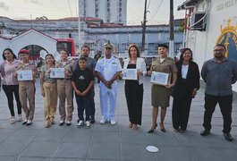 Estudantes do Colégio Tiradentes são premiados em concurso de redação da Marinha