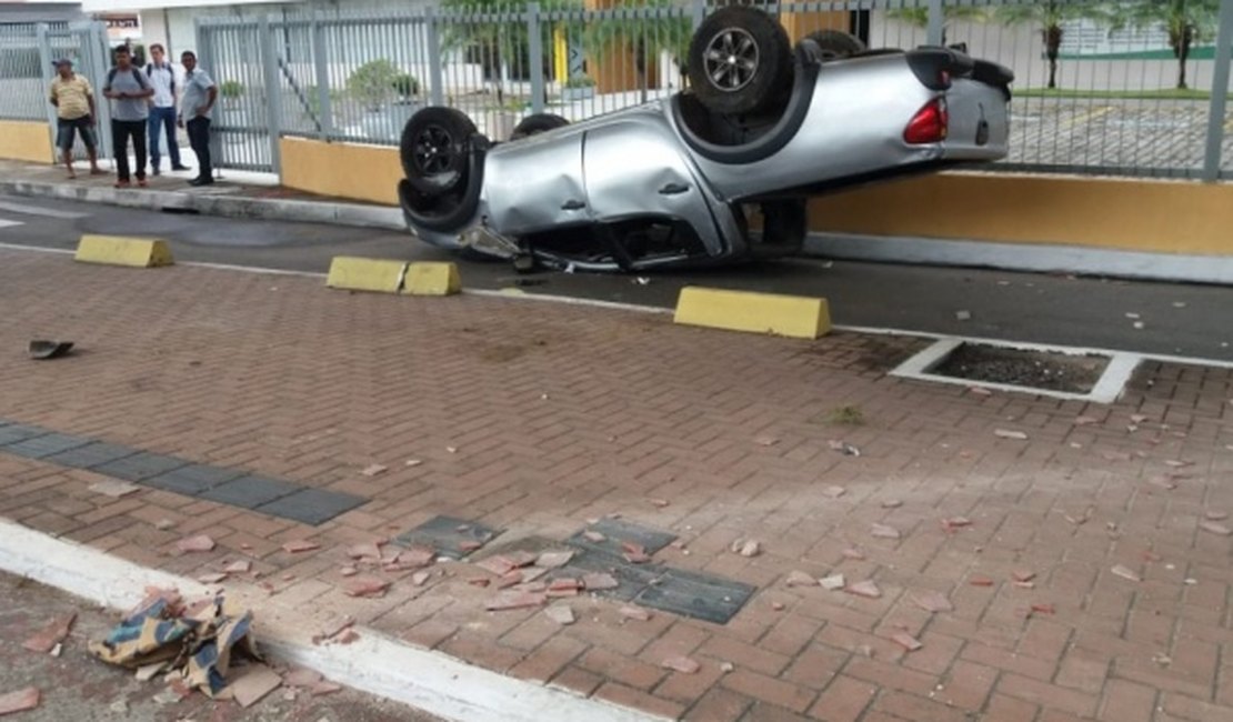 Condutor derrapa em pista e capota veículo embaixo de viaduto em Maceió
