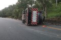 Caminhão-cegonha com 11 carros tomba na BR-316, em Satuba