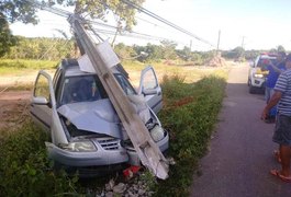 Carro sai da pista, colide e derruba poste na AL-101 Norte, em Paripueira