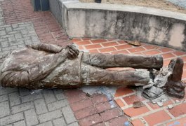 Estátua de Ariano Suassuna é derrubada e quebrada em Recife