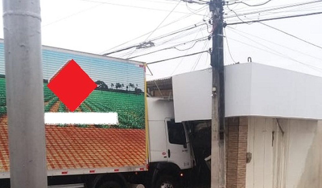 Caminhão desce ladeira e atinge fachadas de empresas em Arapiraca