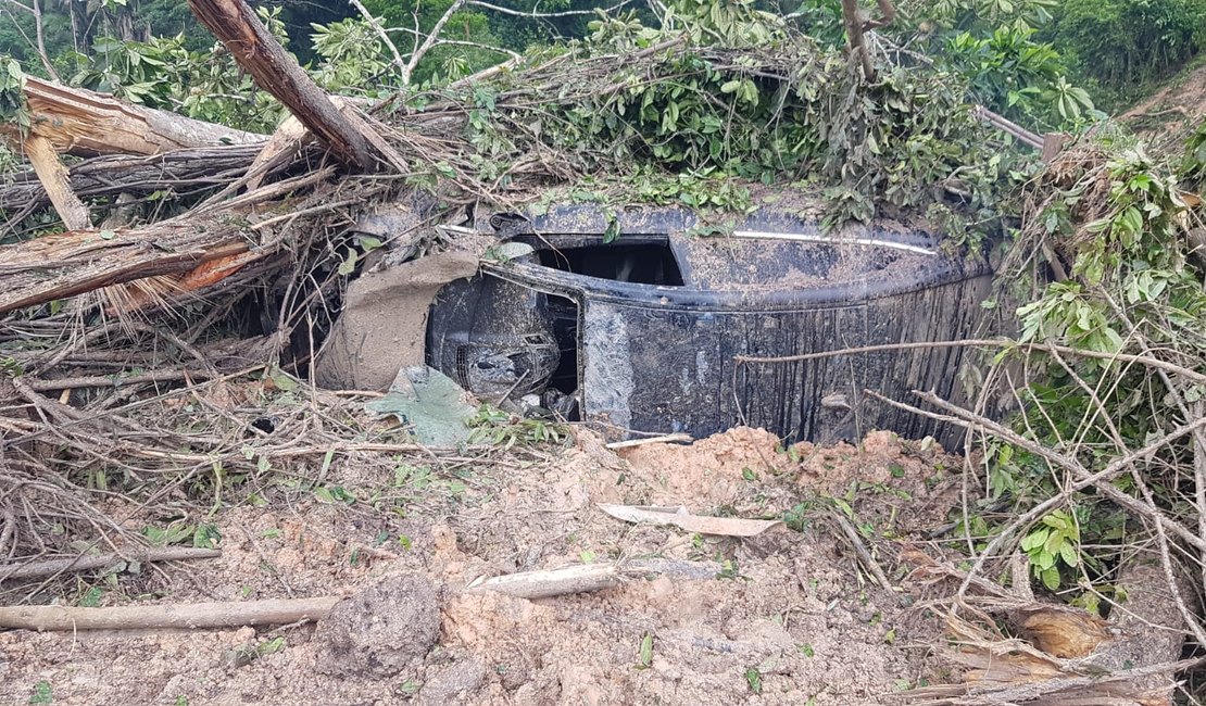 Acidente de carro após queda de barreira deixa três feridos em São Miguel dos Campos